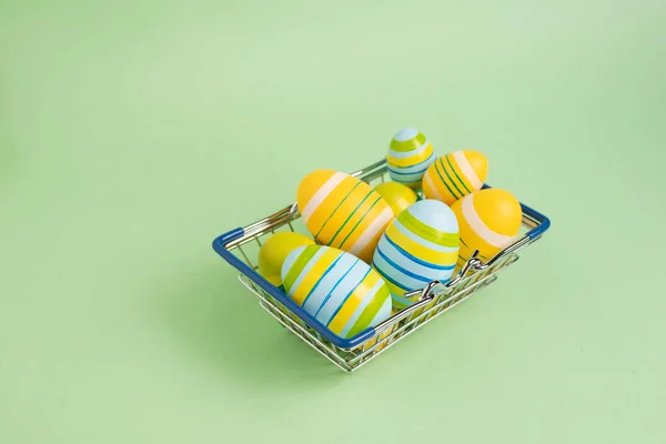 Muchos Huevos Pascua Pintados Colores Carrito Compras Metálico Sobre Fondo — Foto de Stock