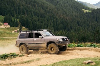 Off-road seferi, dağ manzarası, afari. Off-Road Adventure..