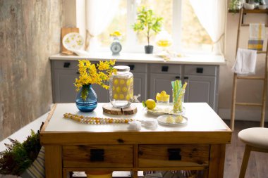 Pencereleri, mutfak aletleri, fotoğraf alanı olan parlak, rahat bir mutfak.