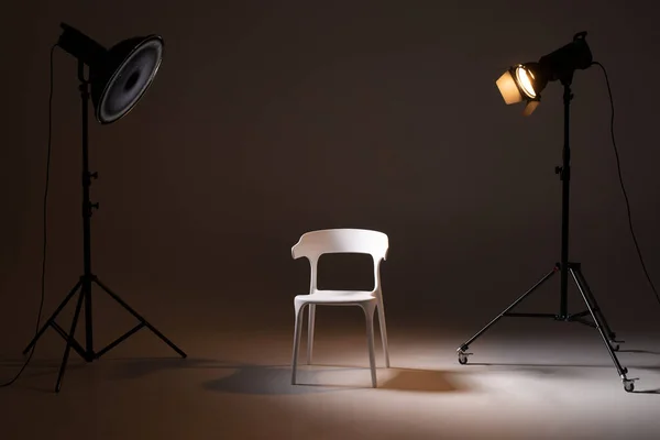 Estúdio Fotográfico Com Equipamento Iluminação Esquema Luz Cadeira Conceito Seleção — Fotografia de Stock