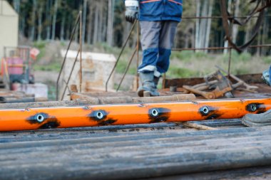 Petrol ve gaz kuyusunu delmek için delme aracı gaz ve yoğunlaşmayı sağlamak için üretim borularındaki deliği açmak için. Delinmiş silah taşıyıcısının görüntüsünü kapat. Silah ateşlendikten sonra şişmiş.