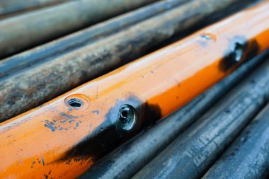 Petrol ve gaz kuyusunu delmek için delme aracı gaz ve yoğunlaşmayı sağlamak için üretim borularındaki deliği açmak için. Delinmiş silah taşıyıcısının görüntüsünü kapat. Silah ateşlendikten sonra şişmiş..