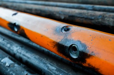Petrol ve gaz kuyusunu delmek için delme aracı gaz ve yoğunlaşmayı sağlamak için üretim borularındaki deliği açmak için. Delinmiş silah taşıyıcısının görüntüsünü kapat. Silah ateşlendikten sonra şişmiş..
