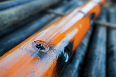 Petrol ve gaz kuyusunu delmek için delme aracı gaz ve yoğunlaşmayı sağlamak için üretim borularındaki deliği açmak için. Delinmiş silah taşıyıcısının görüntüsünü kapat. Silah ateşlendikten sonra şişmiş..