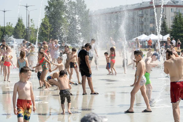 Izhevsk Russland Juli 2020 Ein Kind Rennt Das Weinende Mädchen — Stockfoto