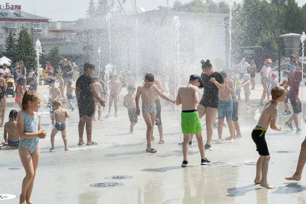 Izhevsk Russland Juli 2020 Ein Kind Rennt Das Weinende Mädchen — Stockfoto