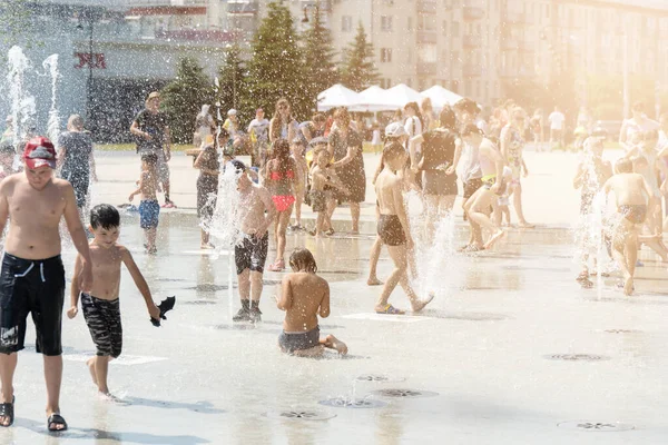 Izhevsk Russland Juli 2020 Glückliche Kinder Lachen Und Planschen Brunnen — Stockfoto