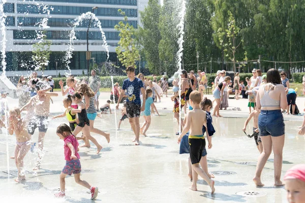 Izhevsk Russland Juli 2020 Ein Kind Rennt Das Weinende Mädchen — Stockfoto