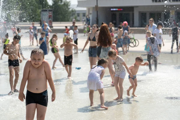 Iževsk Rusko Července 2020 Děti Utíkají Utěšit Plačící Dívku Mezi Stock Snímky