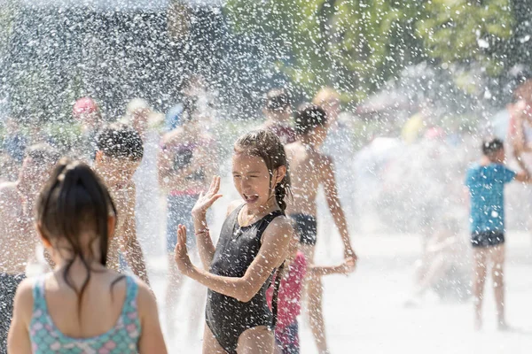 Zhevsk Rusya Temmuz 2020 Mutlu Çocuklar Yaz Parkındaki Çeşmeye Gülüp — Stok fotoğraf