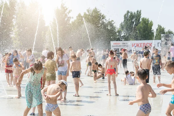 Izhevsk Russland Juli 2020 Glückliche Kinder Lachen Und Planschen Brunnen — Stockfoto