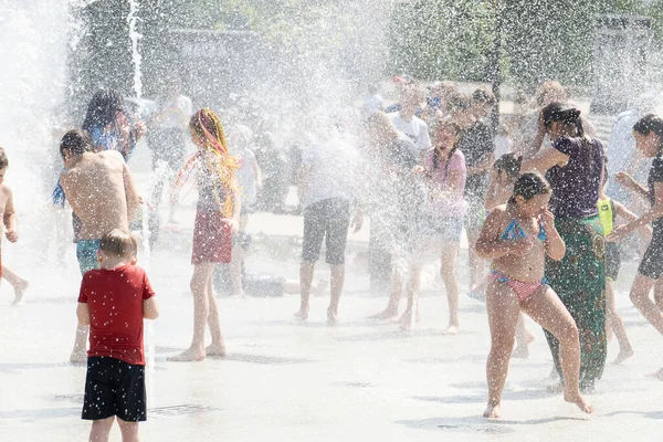 Izhevsk Russland Juli 2020 Glückliche Kinder Lachen Und Planschen Brunnen — Stockfoto