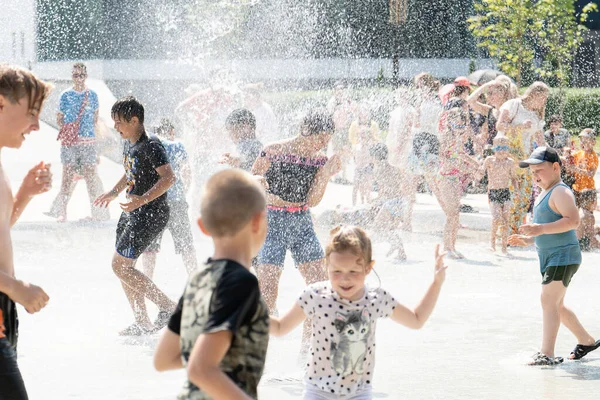 Izhevsk Russland Juli 2020 Ein Kind Rennt Das Weinende Mädchen — Stockfoto