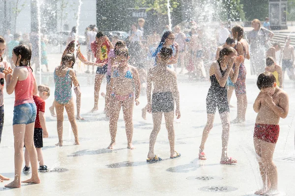 Izhevsk Russland Juli 2020 Glückliche Kinder Lachen Und Planschen Brunnen — Stockfoto