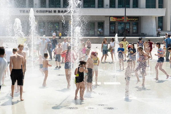 Izhevsk Russland Juli 2020 Glückliche Kinder Lachen Und Planschen Brunnen — Stockfoto