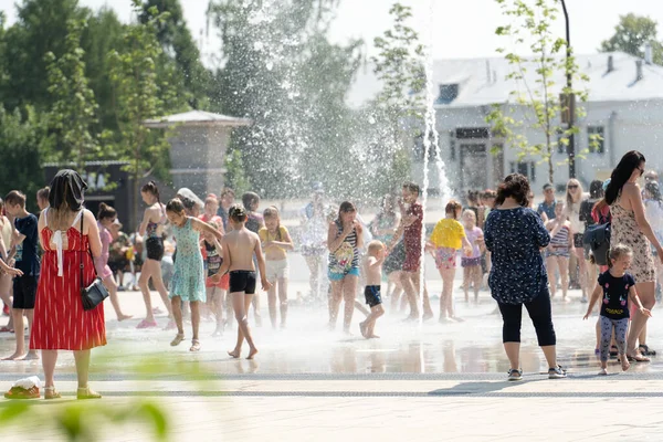 Izhevsk Russland Juli 2020 Glückliche Kinder Lachen Und Planschen Brunnen — Stockfoto