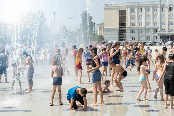 Izhevsk Russland Juli 2020 Glückliche Kinder Lachen Und Planschen Brunnen — Stockfoto