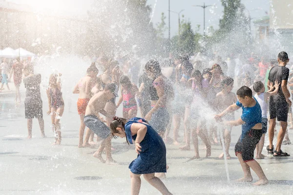 Izhevsk Russland Juli 2020 Glückliche Kinder Lachen Und Planschen Brunnen — Stockfoto