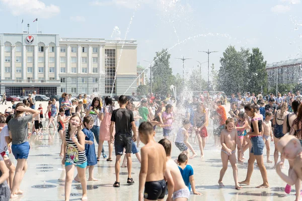 Iževsk Rusko Července 2020 Děti Utíkají Utěšit Plačící Dívku Mezi Stock Fotografie