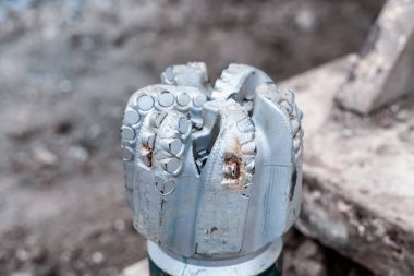 Petrol ve gaz endüstrisi için sondaj makineleri ve ekipman için matkap ucu paten kesicisine yakından bakın. Elmas ve birleşik dişli modern matkap uçları..