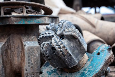 Petrol ve gaz endüstrisi için sondaj makineleri ve ekipman için matkap ucu paten kesicisine yakından bakın. Elmas ve birleşik dişli modern matkap uçları..