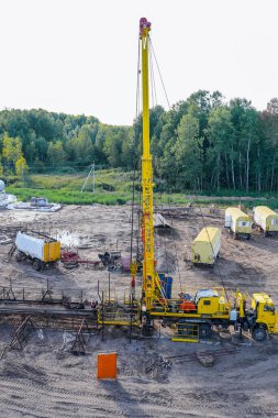 Petrol kuyusunu delmek için özel ekipman. Daha önce sondaj yapılan bir kuyuda çalışan işçiler tamir yoluyla üretimi geri getirmeye çalışıyorlar.