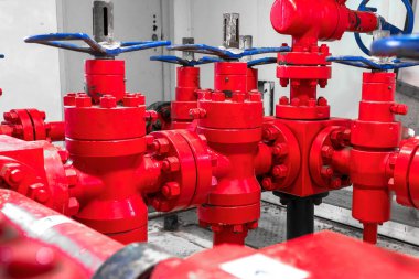 Petrol yağı ve gaz sondaj ekipmanları. Boğma ve öldürme manifoldları hava üfleme önleyici birimlere monte edilmiş kuyu başı ekipmanlarıdır. Denizaşırı kuyu başlığı platformundaki boru ve valf sistemi