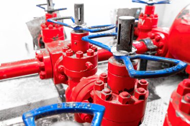 Petrol yağı ve gaz sondaj ekipmanları. Boğma ve öldürme manifoldları hava üfleme önleyici birimlere monte edilmiş kuyu başı ekipmanlarıdır. Denizaşırı kuyu başlığı platformundaki boru ve valf sistemi