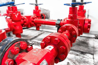 Petrol yağı ve gaz sondaj ekipmanları. Boğma ve öldürme manifoldları hava üfleme önleyici birimlere monte edilmiş kuyu başı ekipmanlarıdır. Denizaşırı kuyu başlığı platformundaki boru ve valf sistemi