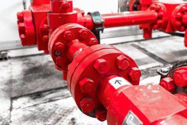 Petrol yağı ve gaz sondaj ekipmanları. Boğma ve öldürme manifoldları hava üfleme önleyici birimlere monte edilmiş kuyu başı ekipmanlarıdır. Denizaşırı kuyu başlığı platformundaki boru ve valf sistemi