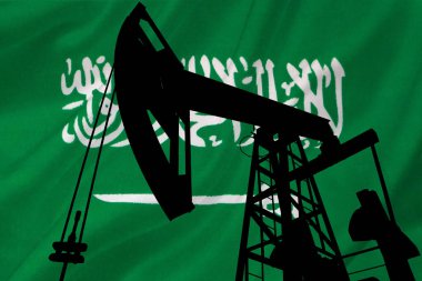 Suudi Arabistan bayrağının arka planında petrol kulesi var. Petrol üreten ana ülkeler. OPEC ülkeleri. Suudi Arabistan.