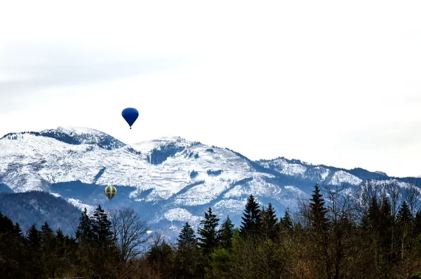 Повітряних кулях через гори в Австрії — стокове фото