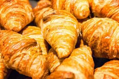 Açık büfede kruvasan ekmeği