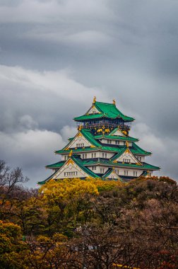 Osaka Kalesi dramatik bulutlu gökyüzü ile
