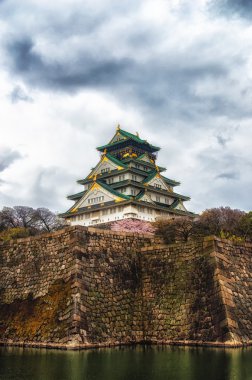 Osaka Kalesi dramatik bulutlu gökyüzü ile