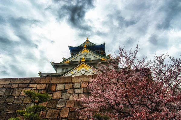 Osaka Castle met dramatische wolkenluchten — Stockfoto