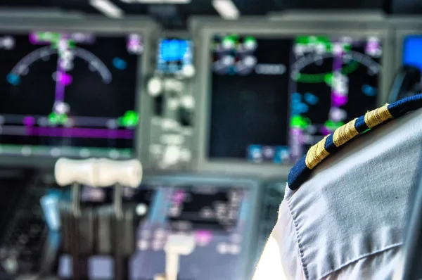 Pilot streift Cockpit — Stockfoto