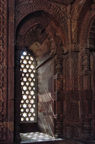 Qutub Minar에 장식 창 — 스톡 사진