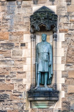 Edinburgh kalesinin girişinde. Robert Bruce