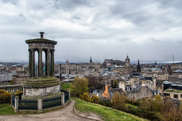 Edinburgh stadsbild från Calton Hill — Stockfoto