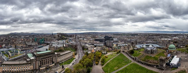 Эдинбург с Колтон-Хилла — стоковое фото