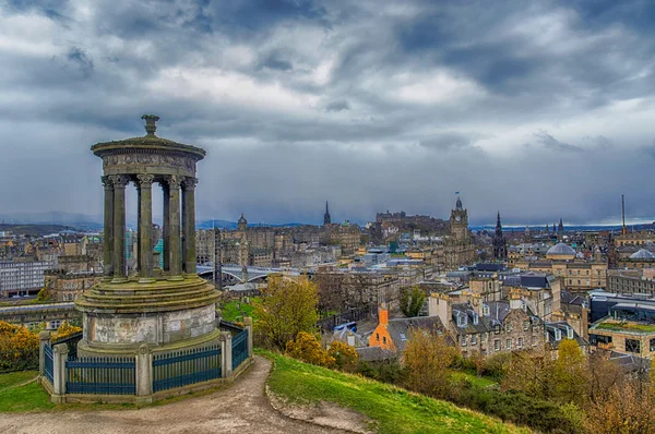 Hermosa vista de la ciudad de Edimburgo — Foto de Stock