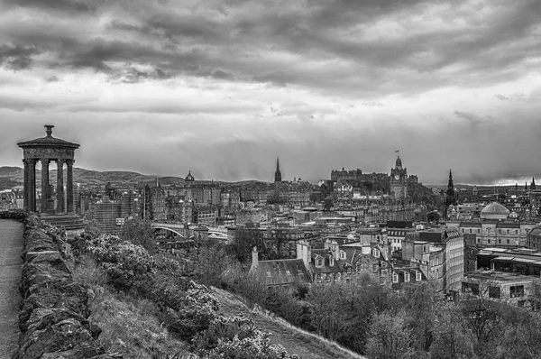 Вид на исторический центр Эдинбурга Шотландия с Калтон Хилл — стоковое фото