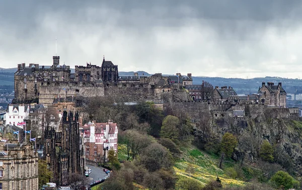 Эдинбургский замок как знаменитая достопримечательность города. Соединенное Королевство. — стоковое фото