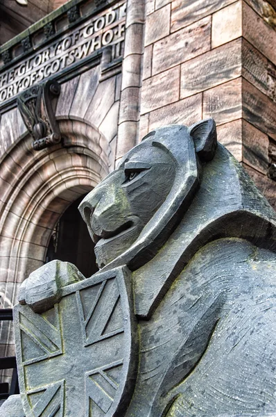 Sten lejonet statyn på Edinburgh Castle — Stockfoto