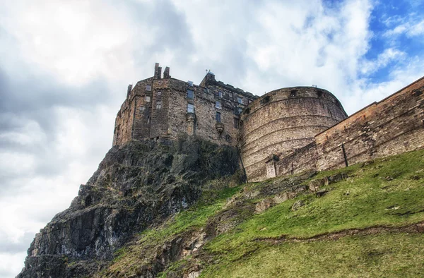 Edinburgh castle on top of hill in Edinburgh, Scotland. — Stock Photo, Image