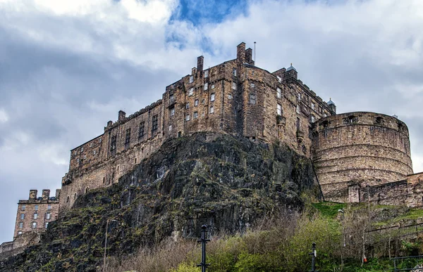 Edinburgh castle on top of hill in Edinburgh — Stock Photo, Image