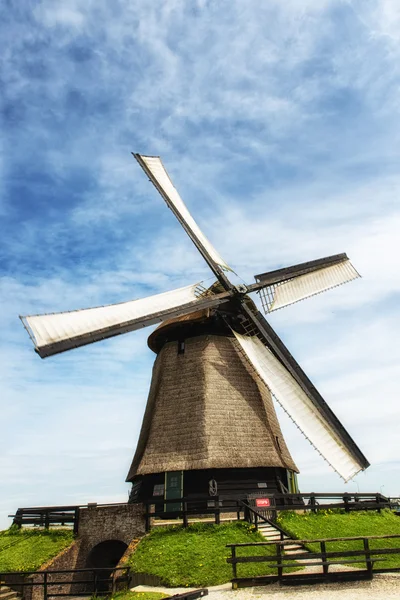 Tradycyjny wiatrak holenderski — Zdjęcie stockowe