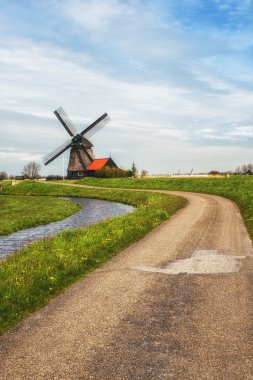 Bir kırsal yol ve Hollanda yel değirmeni