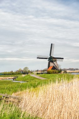 Geleneksel yel değirmeni manzara